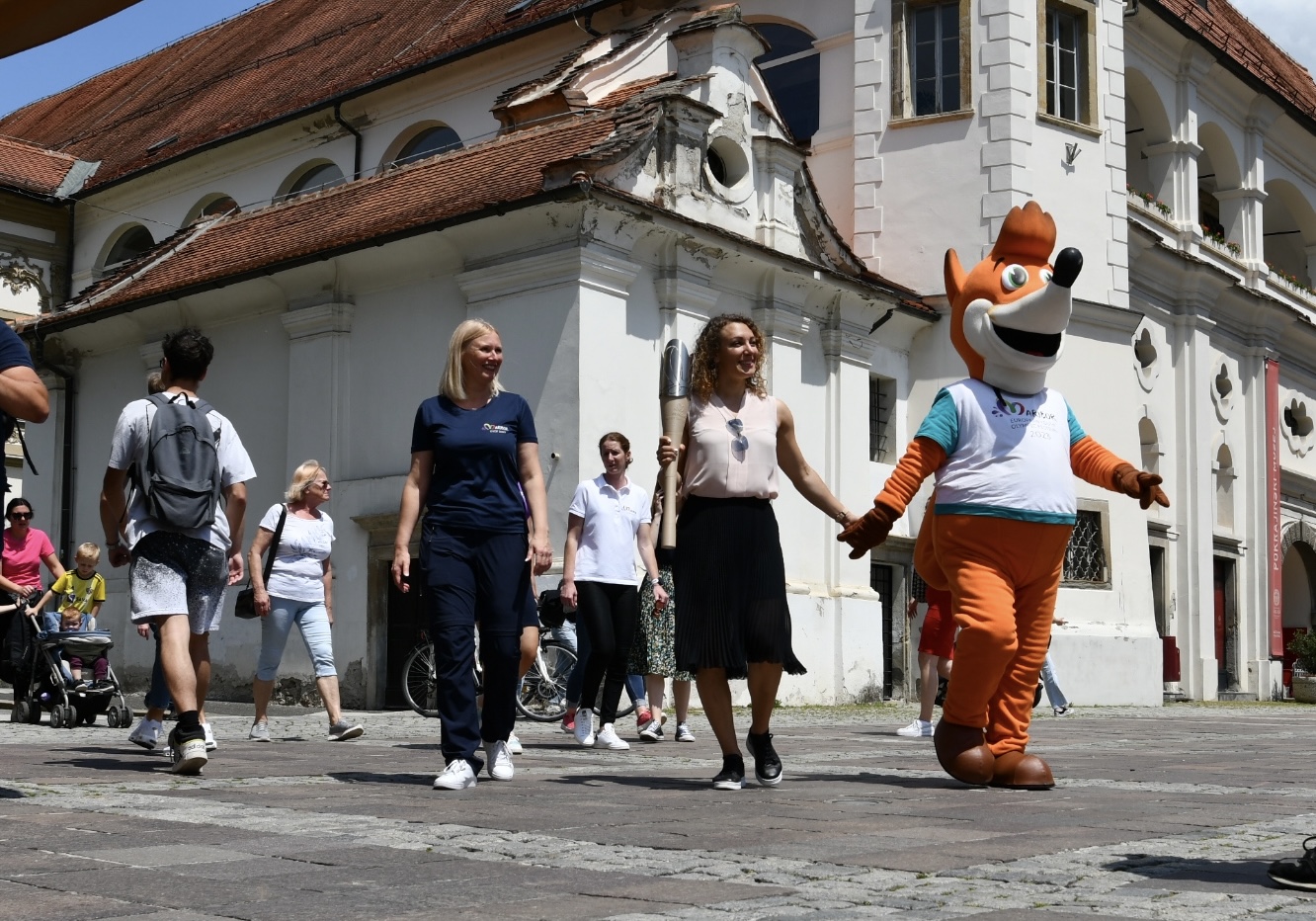 FOTO: Ilka Štuhec ponesla baklo miru po ulicah Maribora