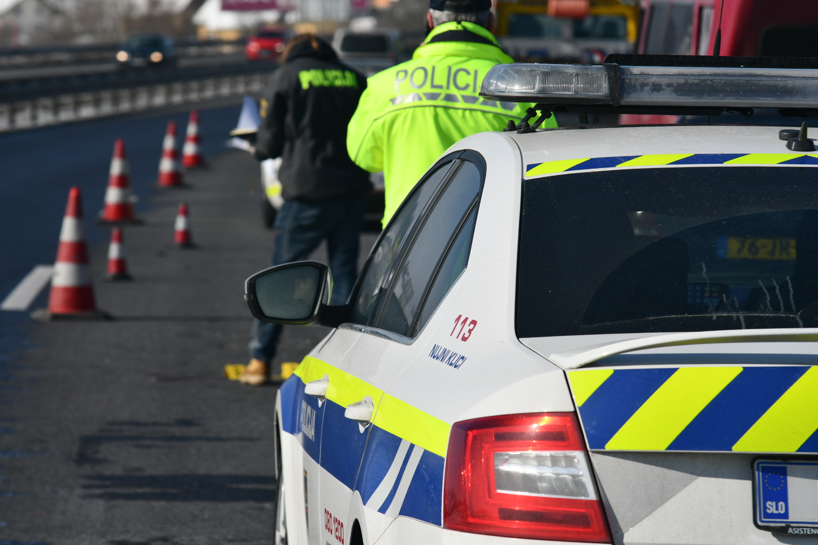 Pijani tovornjakar s trčenjem poškodoval cestne delavce in policista, nato pobegnil