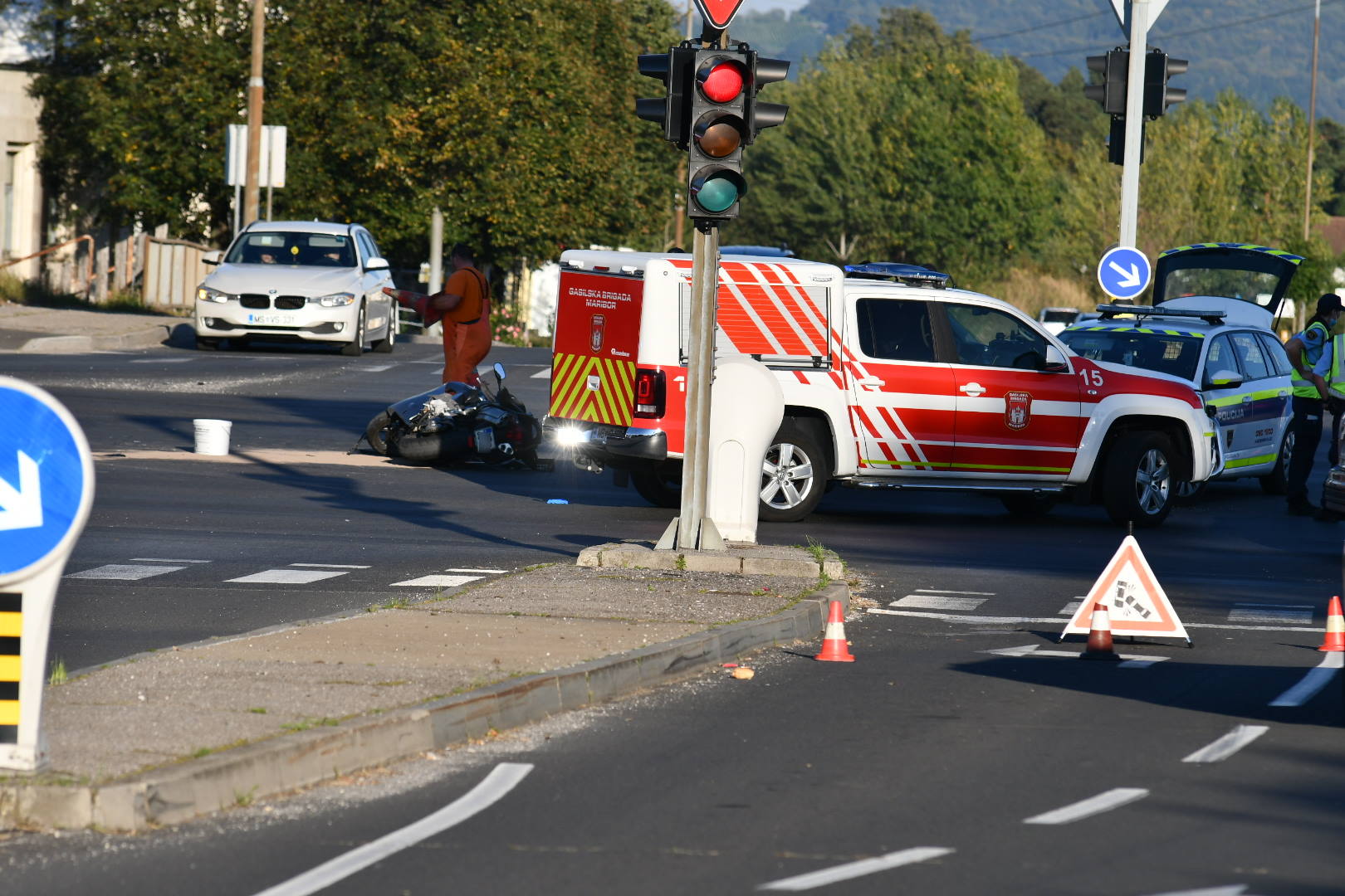 FOTO: Na Tržaški cesti prišlo do trčenja, motorista odpeljali v UKC Maribor