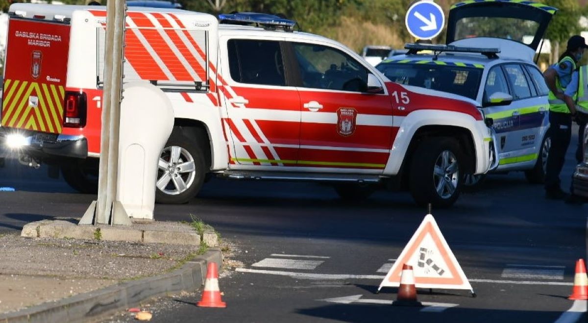 V okolici Maribora motorist trčil v voznico, ki je zavijala na stransko cesto