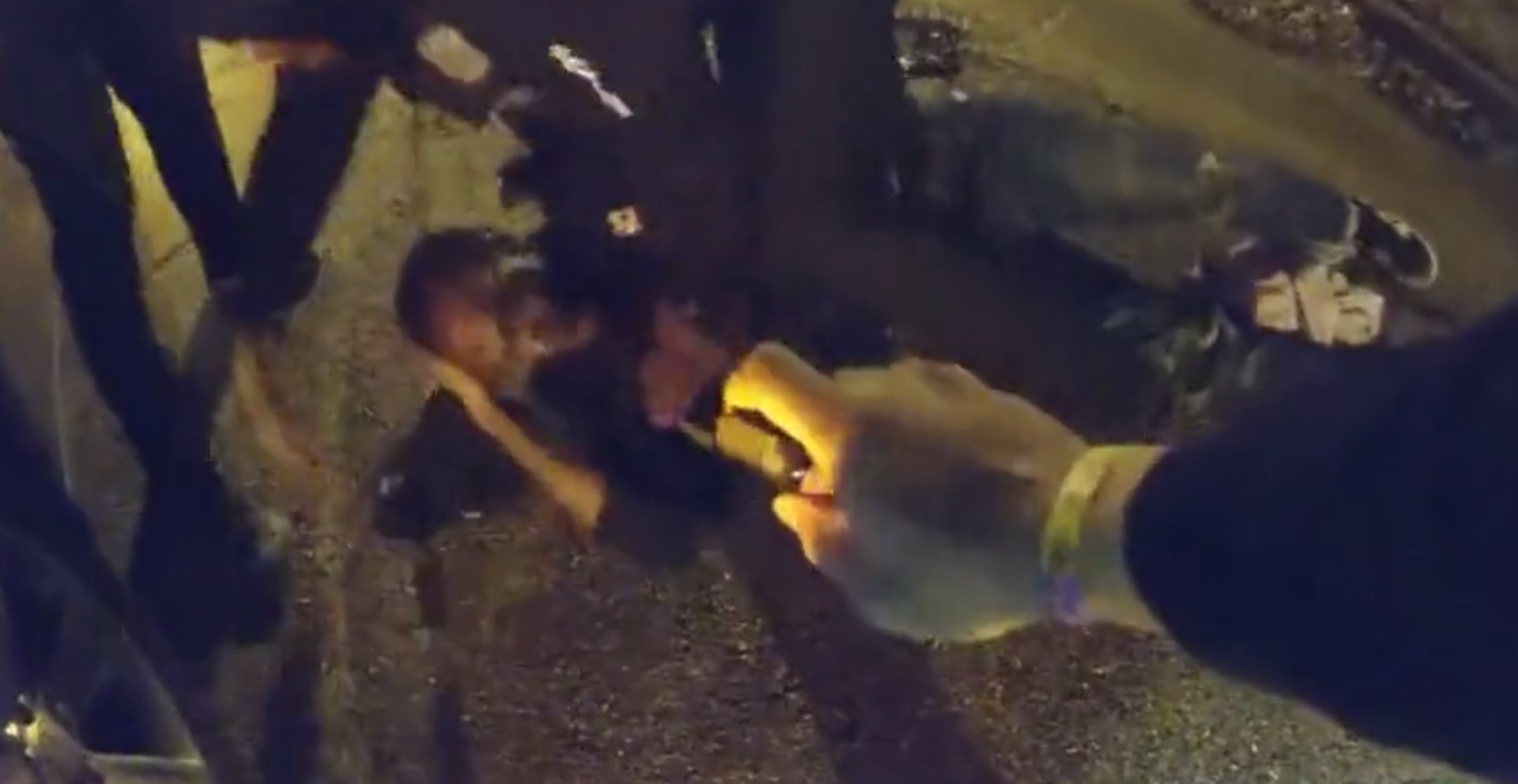 VIDEO: Objavljeni posnetki brutalnega izživljanja policistov, moški kasneje umrl