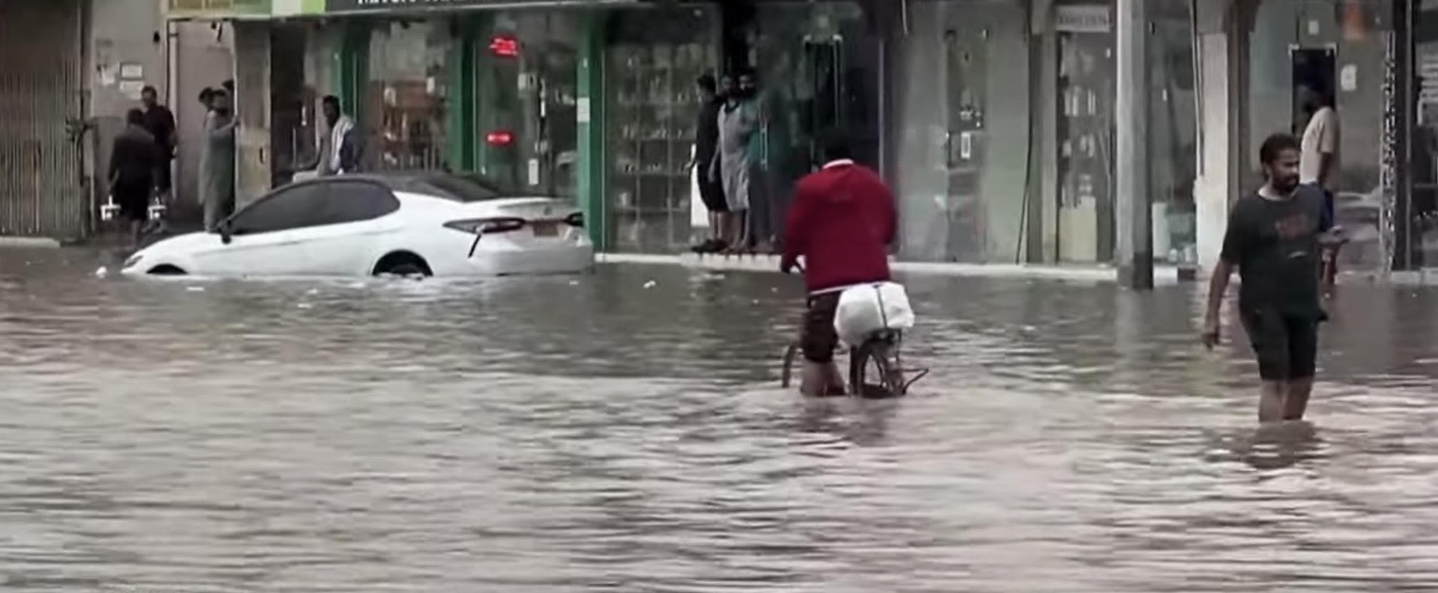 Prizori, ki jih redko vidimo: Dubajske ulice so se spremenile v reke