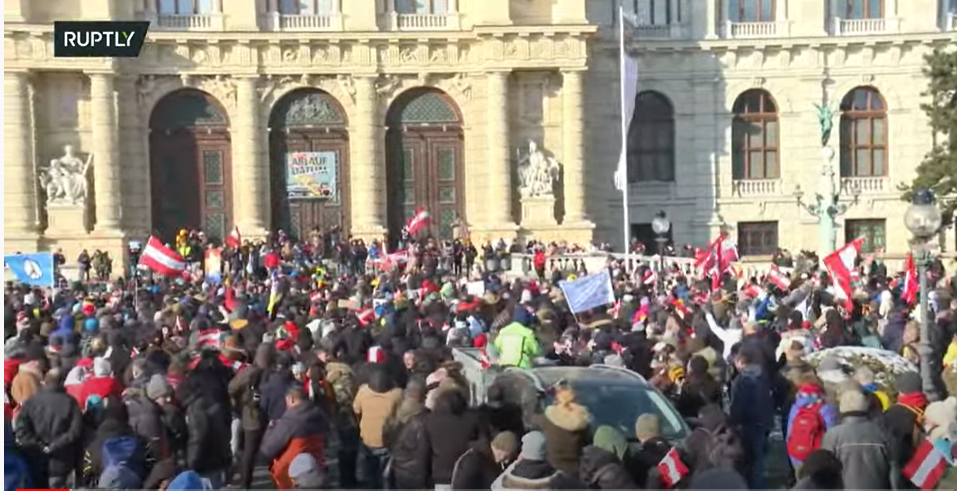VIDEO: Na Dunaju okoli 10 tisoč protestnikov proti protikoronskim ukrepom