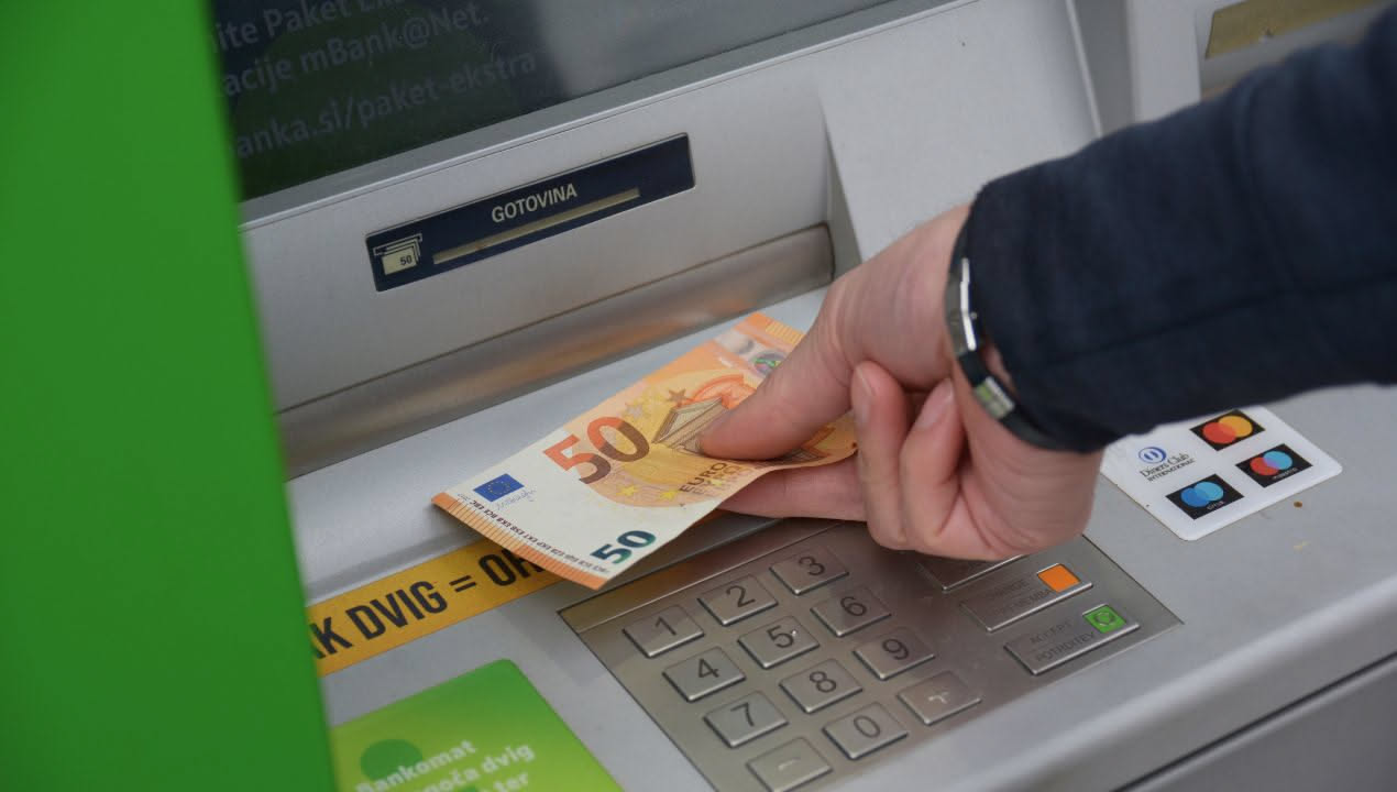 Na bankomatih veljajo nove omejitve, dvig omejen na 200 evrov