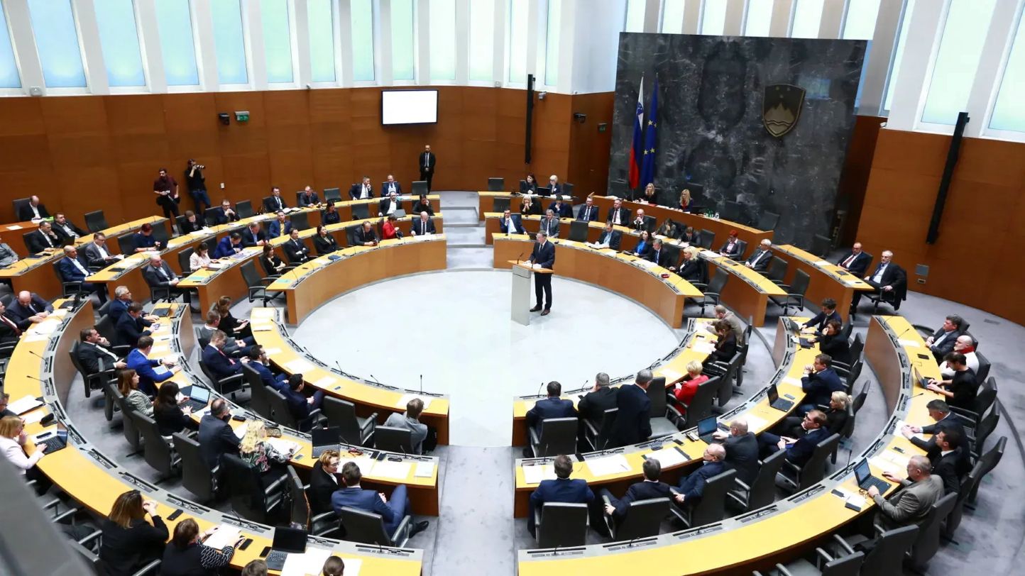 Neenotnost DZ glede posvetovalnega referenduma o oboroževalnih izdatkih