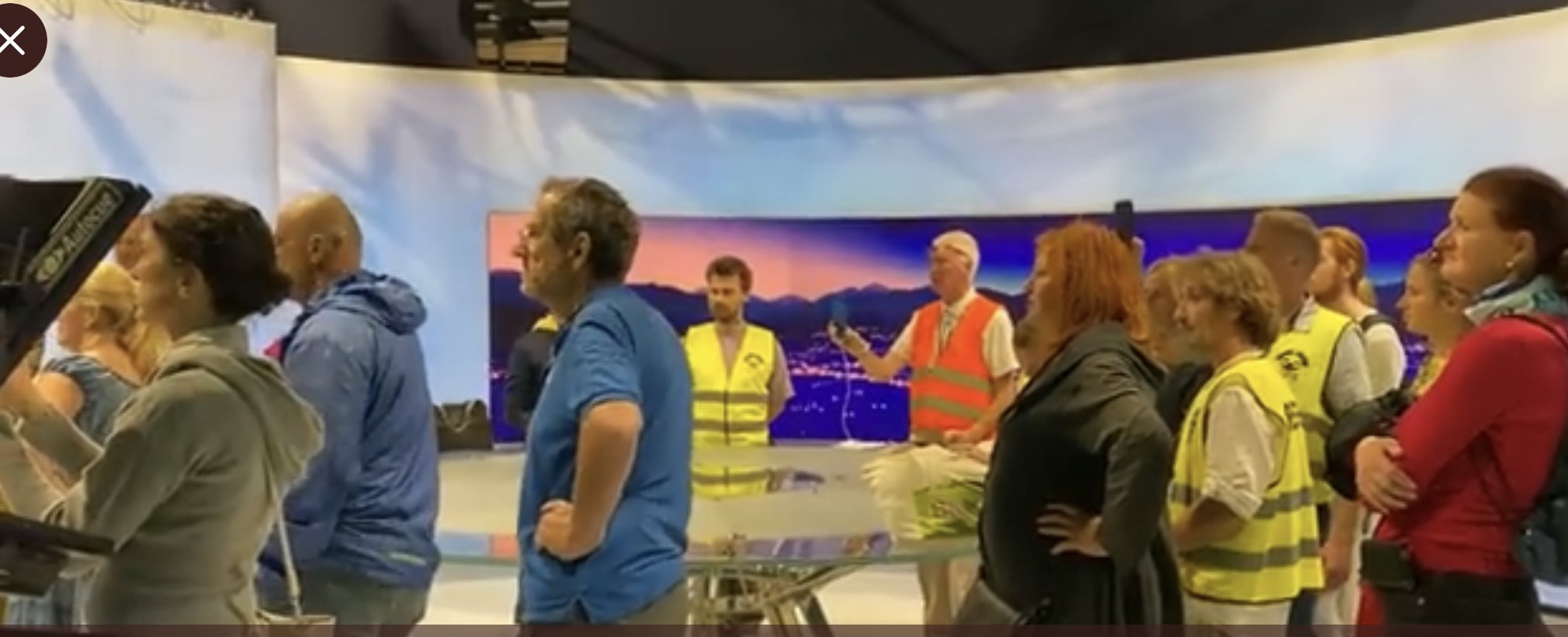 Tako sta se Janša in Hojs odzvala na vdor protestnikov v RTV Slovenija
