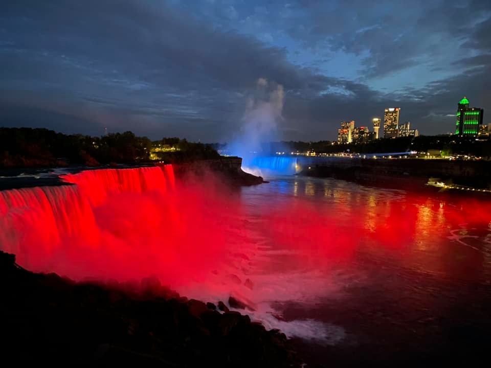 VIDEO: Znameniti Niagarski slapovi zasijali v barvah hrvaške zastave