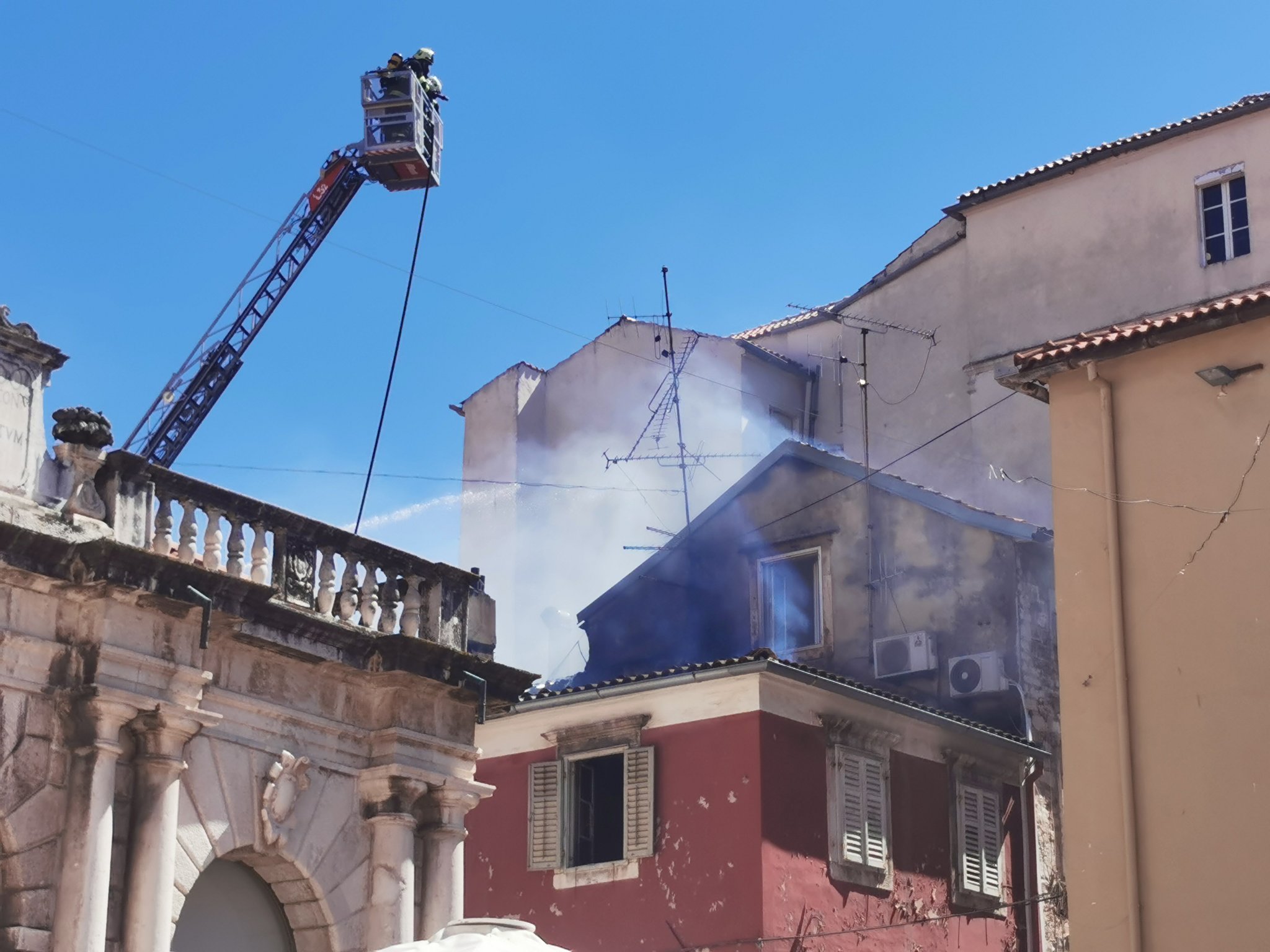 VIDEO: Zagorelo v starem mestnem središču Zadra, stanovalce evakuirali