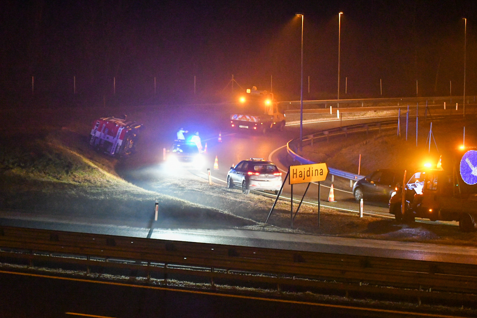 FOTO: Na izvozu iz avtoceste kombi zletel s ceste, promet oviran