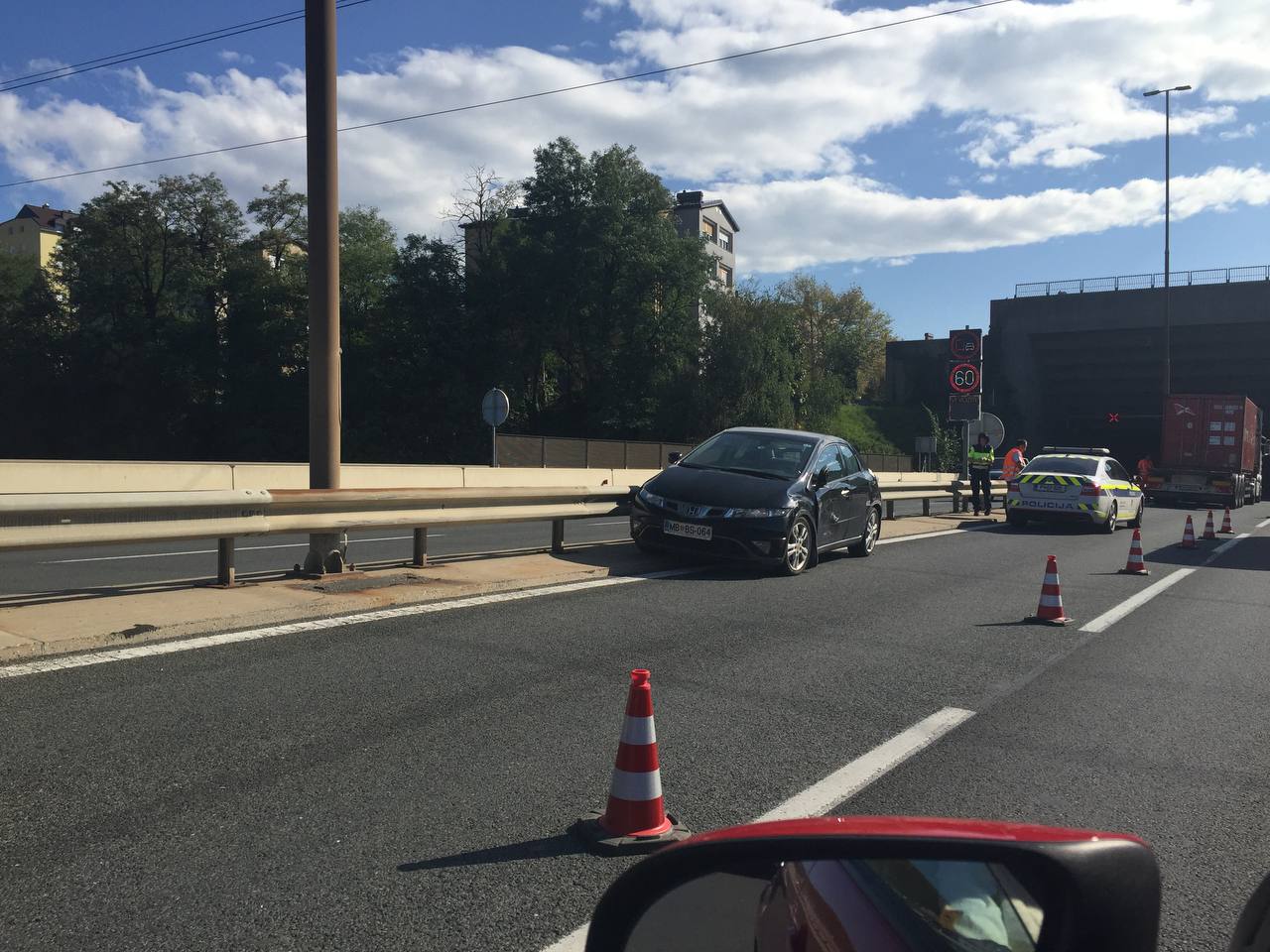 FOTO: Nesreča na hitri cesti skozi Maribor, nastajajo zastoji