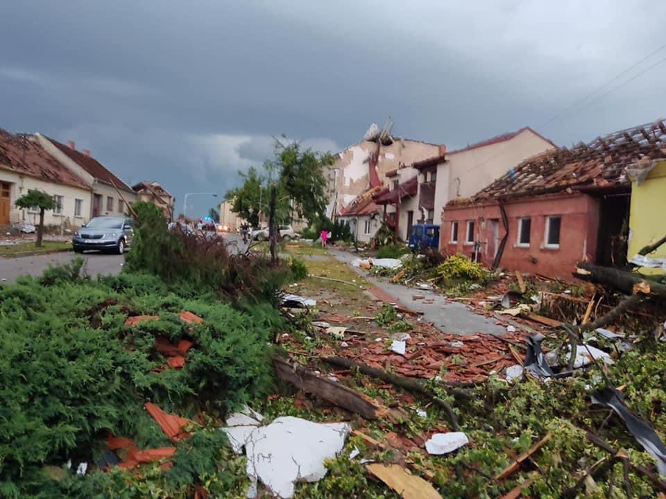 FOTO in VIDEO: Ko je udaril Tornado veter pihal s hitrostjo med 300 in 400 kilometri na uro