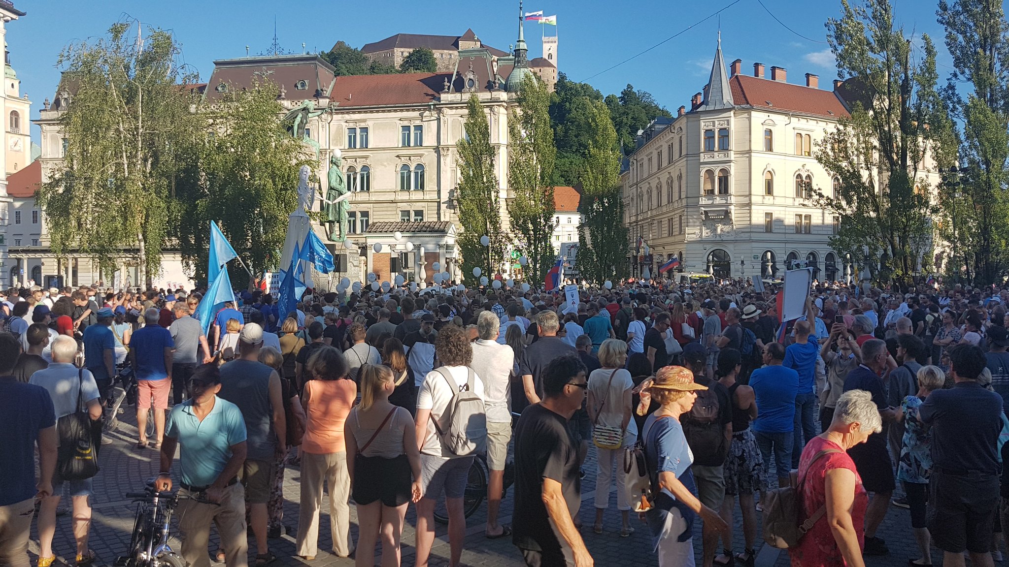 FOTO in VIDEO: Na včerajšnjem shodu pridržali 13 oseb