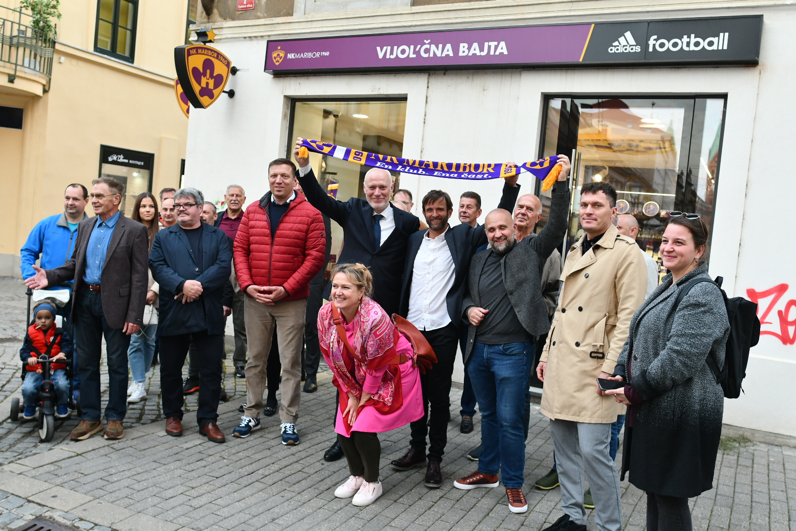 FOTO: Tako se je predsedniški kandidat Brglez sprehodil po Mariboru