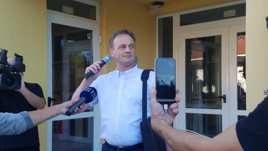 Skeptični ravnatelj se bo moral opravičiti in plačati kazen
