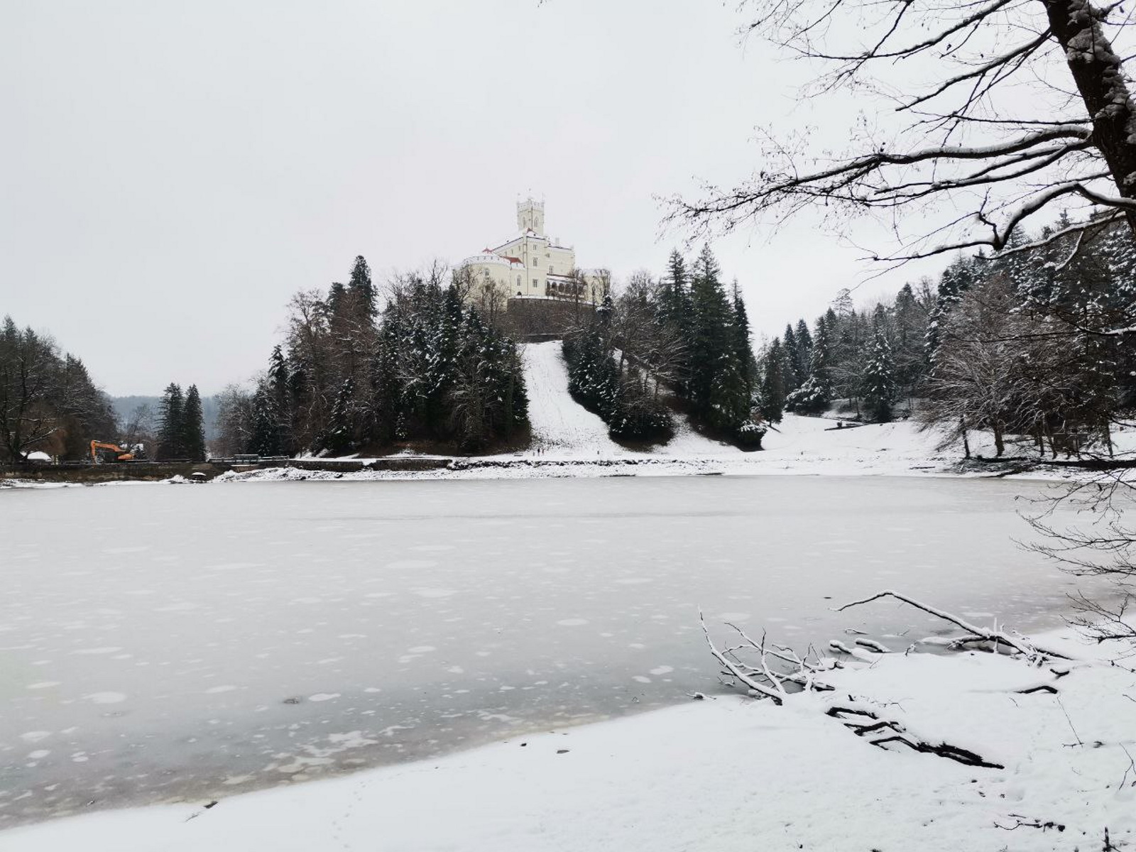 FOTO: Tako praznijo eno najlepših jezer v naši okolici, da ga bodo očistili