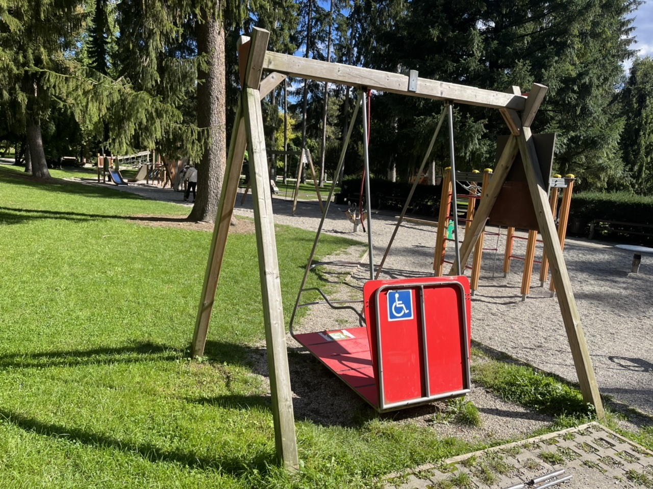 DNEVNA: Gugalnico za gibalno ovirane otroke v parku bodo nadomestili z novo