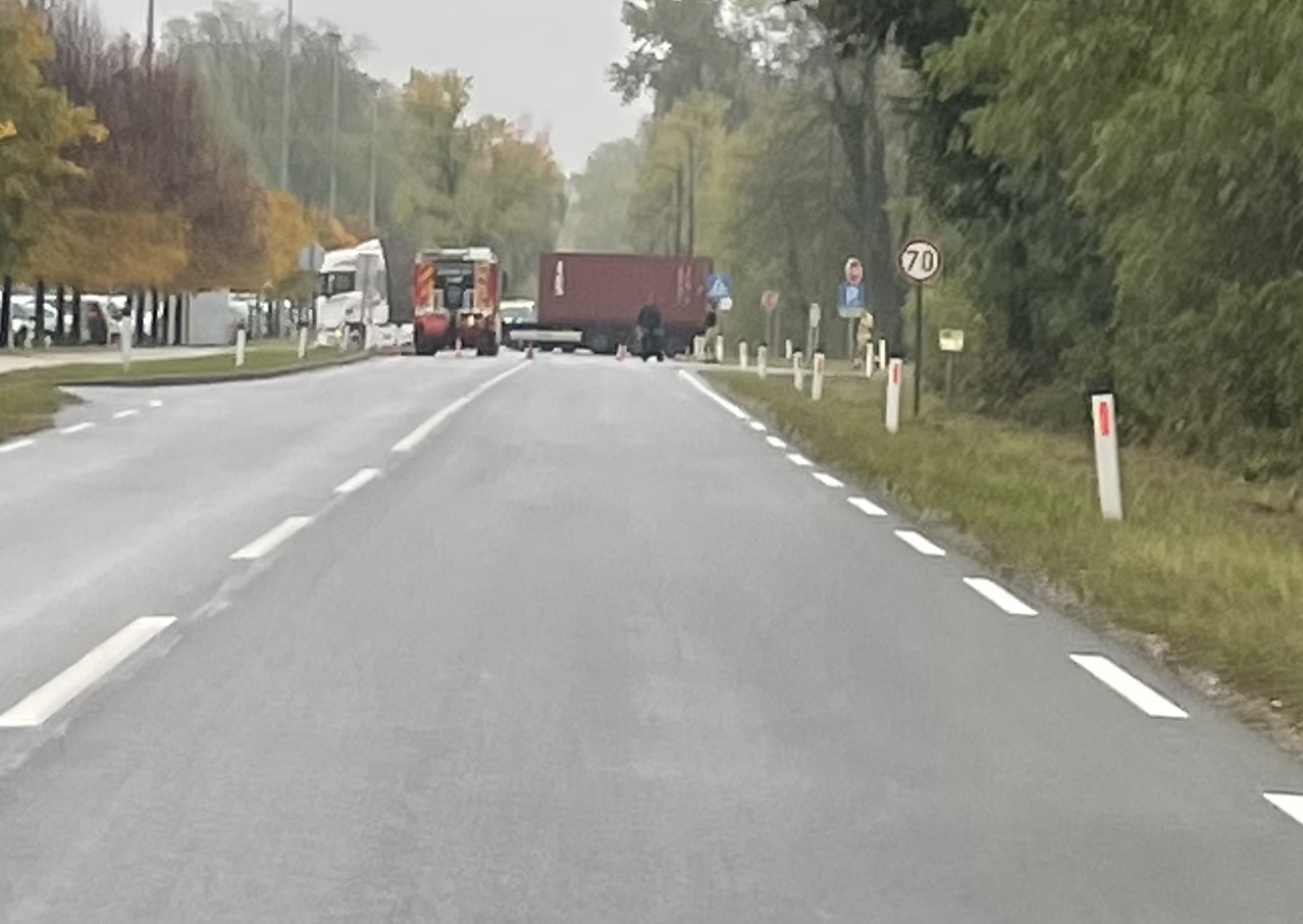 V prometni nesreči pri Kidričevem trčili osebno in tovorno vozilo