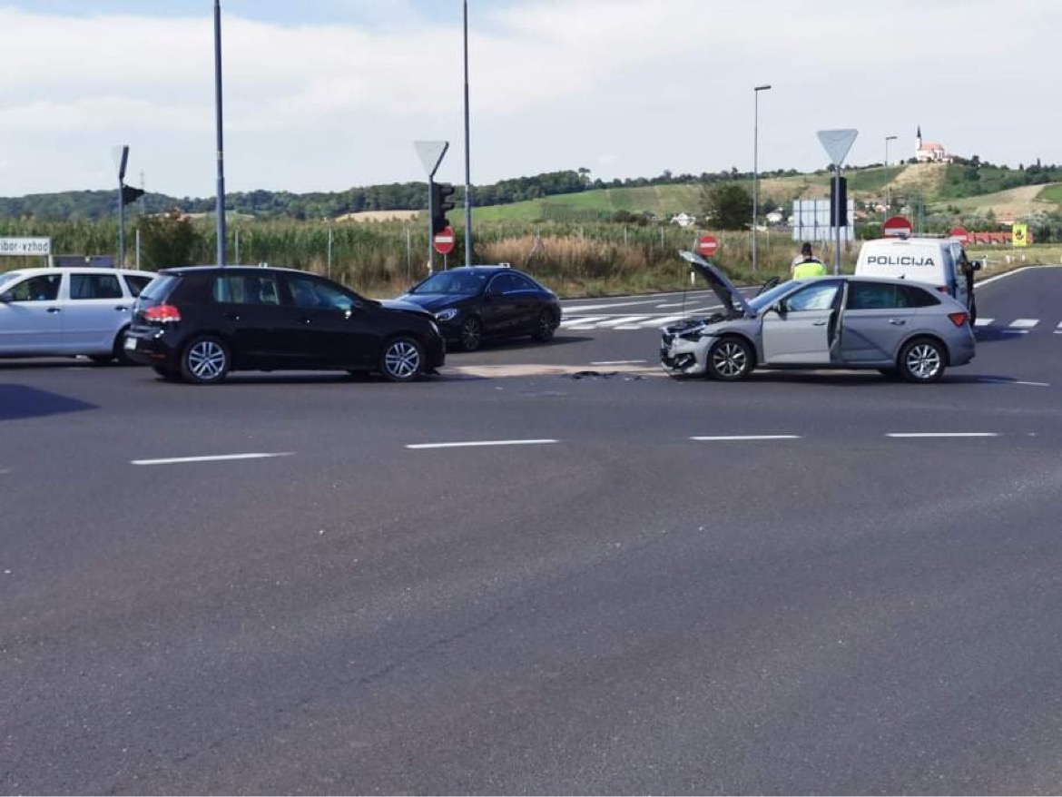 FOTO: Danes popoldan počilo v enem od mariborskih križišč