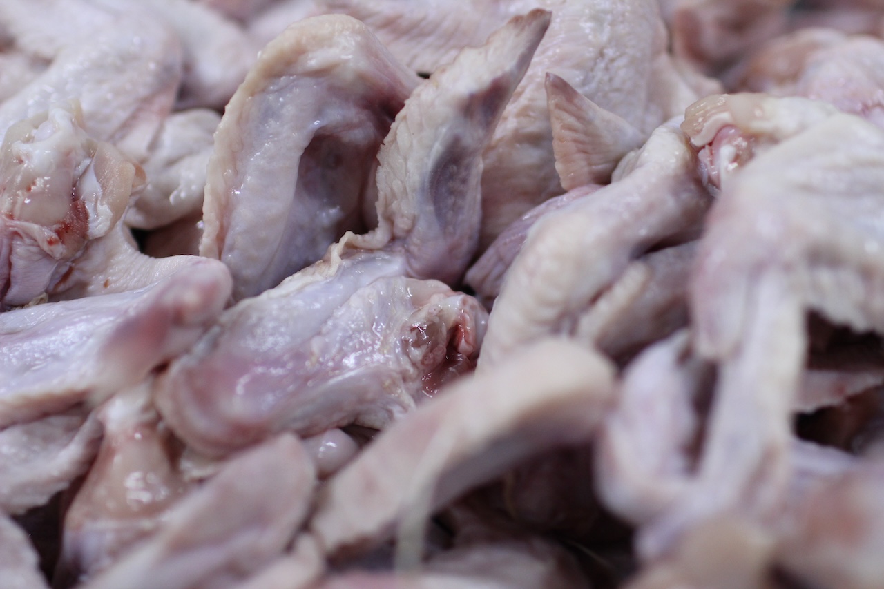 Odpoklic živila: Če ste kupili ta piščančja krila, pozor, vsebujejo salmonelo