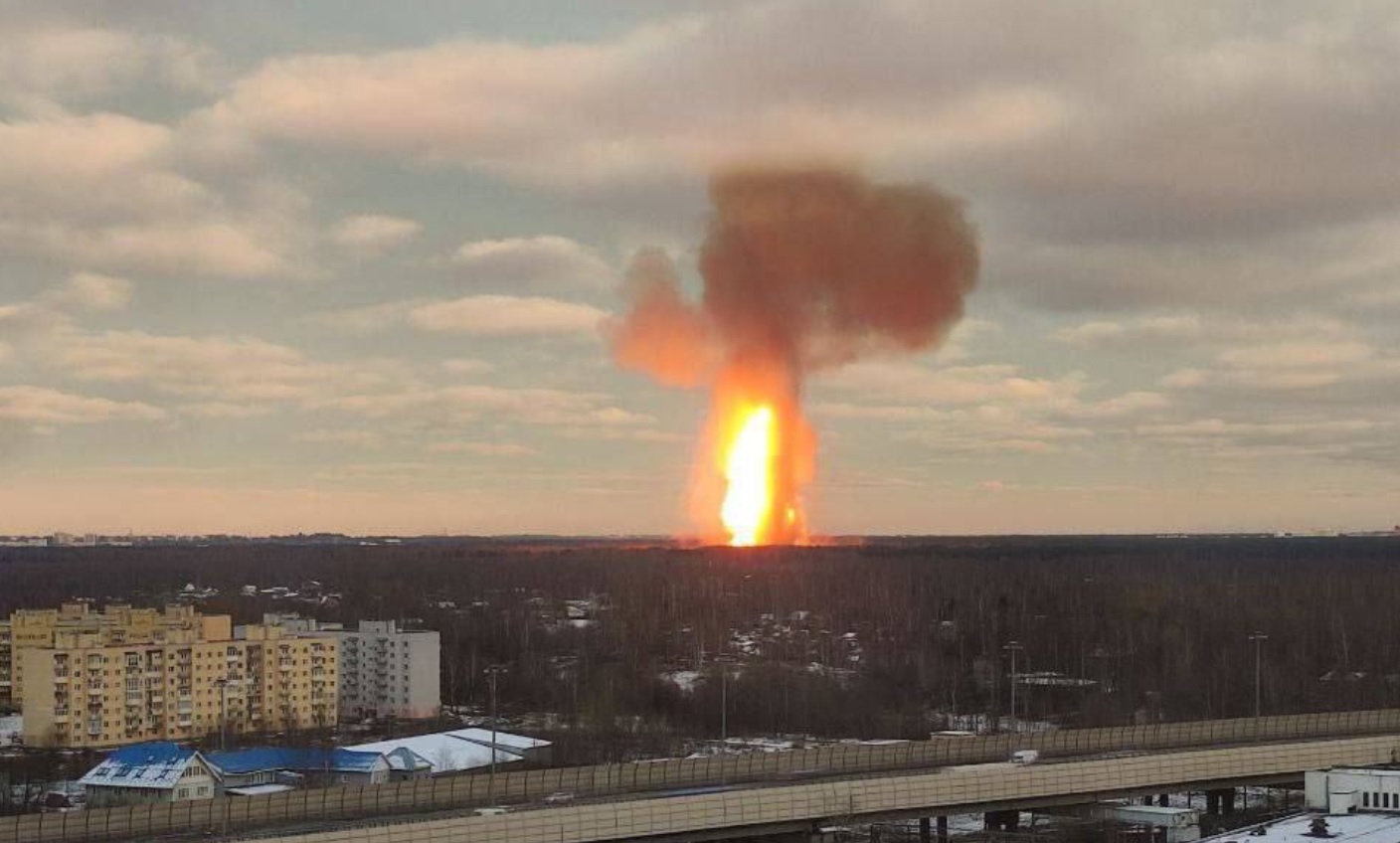 FOTO in VIDEO: Preplah blizu Sankt Peterburga, po eksploziji na plinovodu izbruhnil še požar