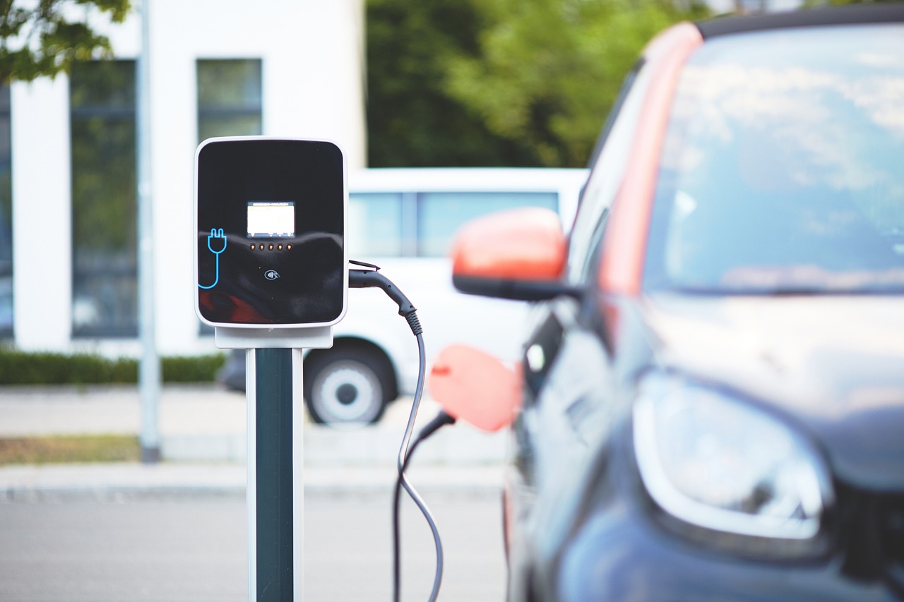 Električni avto ali vozilo na notranje izgorevanje: Katera izbira bo bolj prijazna do vaše denarnice?