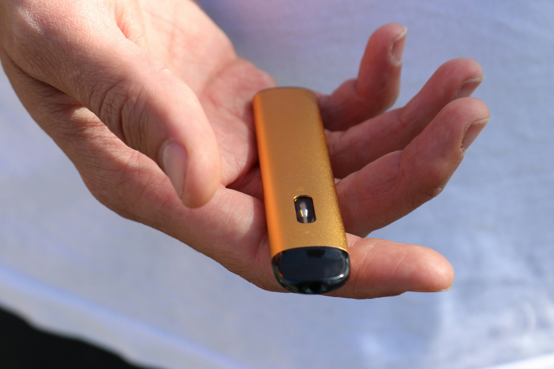 Se obeta konec prepovedi arom za e-cigarete? Nov zakon bi lahko sprostil prodajo alkohola in tobaka