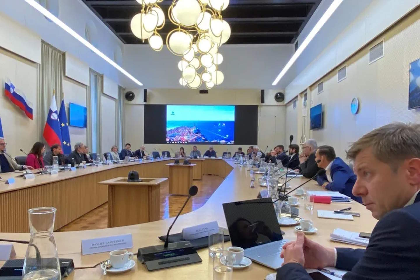 Počilo med socialnimi partnerji in vlado: Kaj to pomeni za obvezno božičnico?