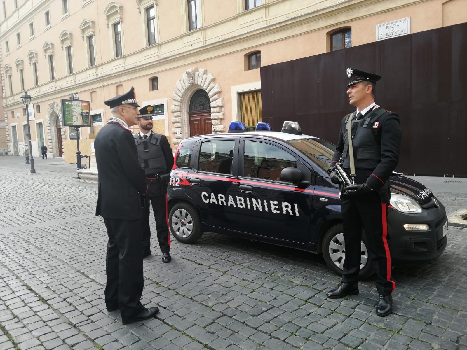 Italijanska policija nasprotuje rožnatim maskam