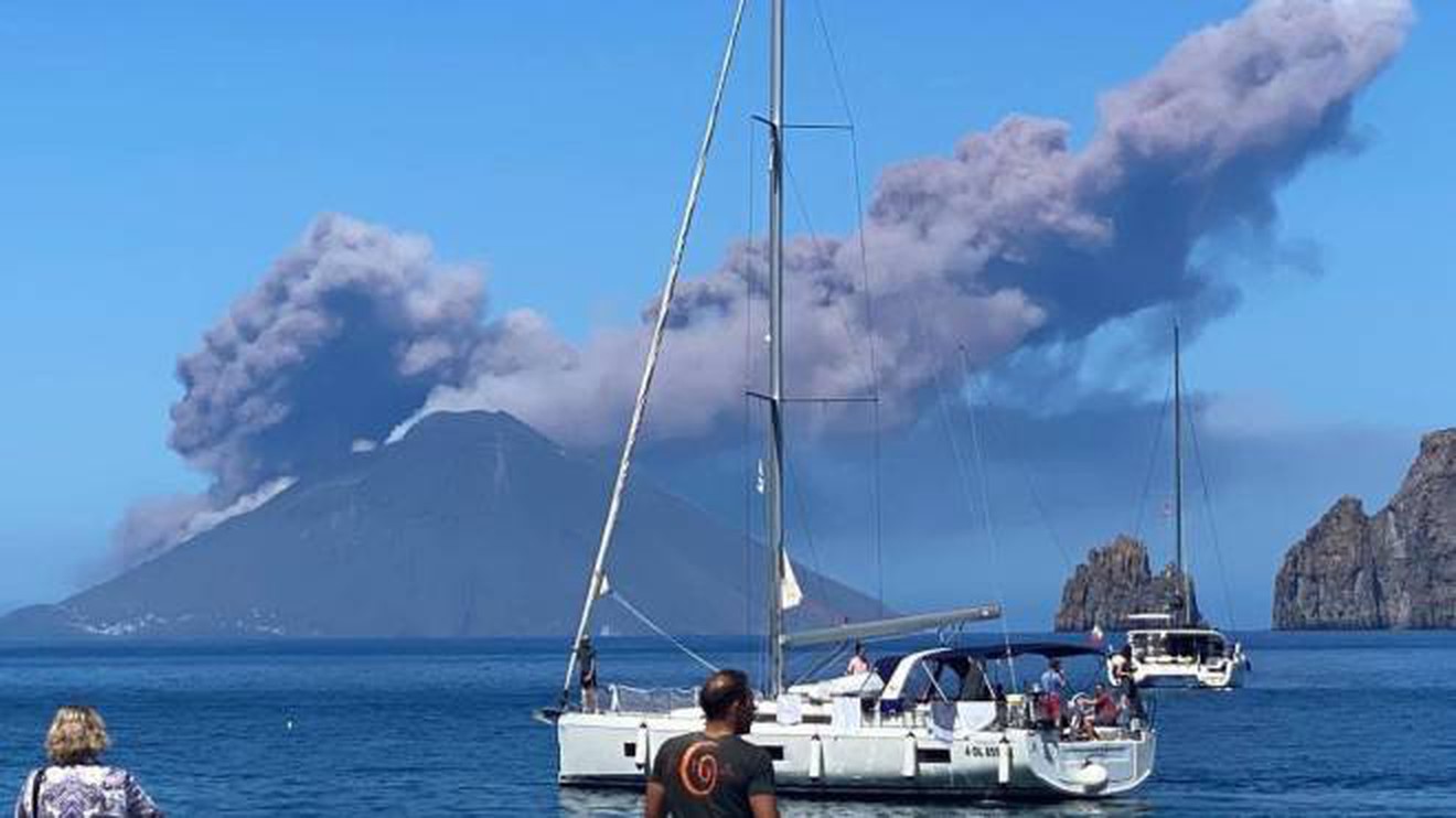 FOTO in VIDEO: V Italiji izbruhnila dva ognjenika