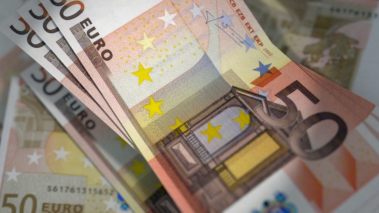 Diskriminacija v Sloveniji: Podjetje "kaznovalo" delavko zaradi bolniške in nege otroka