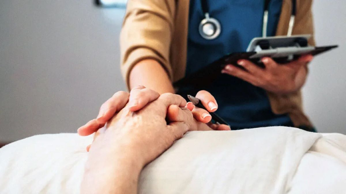 V Zdravniški zbornici Slovenije napovedujejo upor proti evtanaziji: Nočejo dodatnega bremena