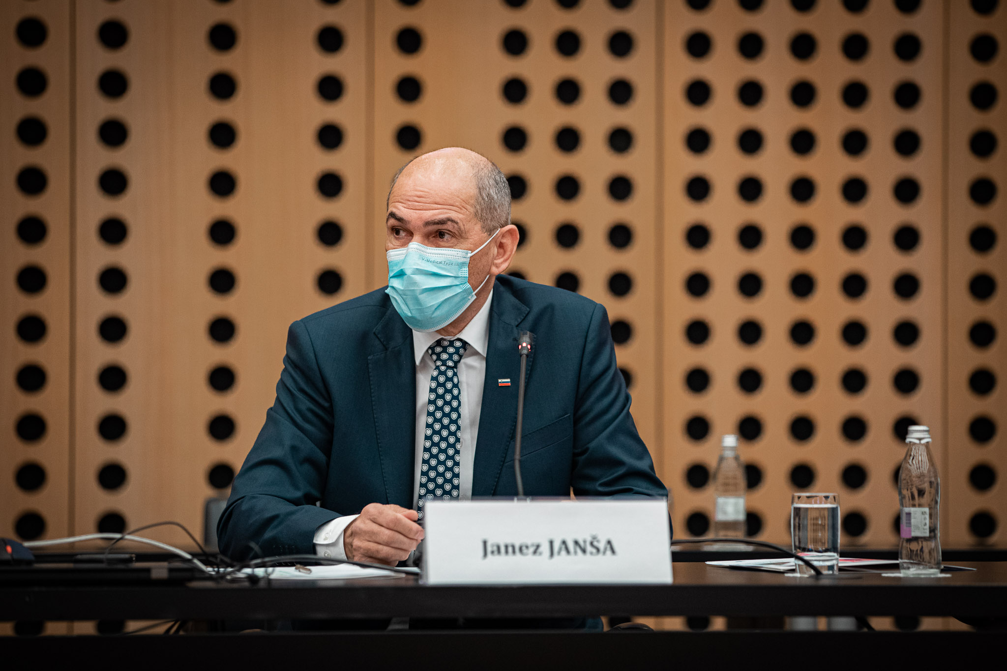 Janša zanikal očitke o nezakonitem financiranju, za zaslišanje imel uro časa