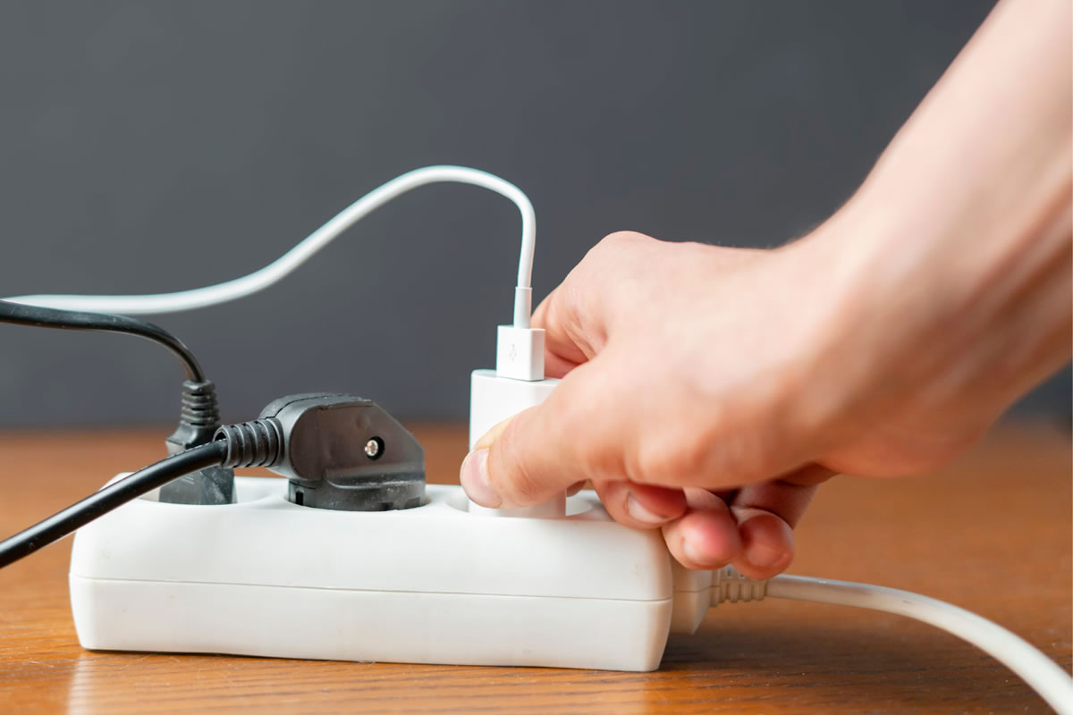 Gasilci: Ta vsakdanja navada močno povečuje tveganje za požar v stanovanju