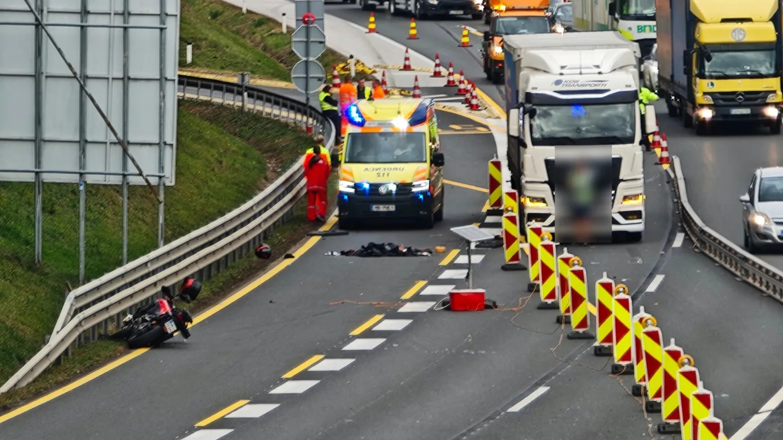 Znane nove podrobnosti prometne nesreče na mariborski obvoznici: Motorist po trku v ograjo huje poškodovan