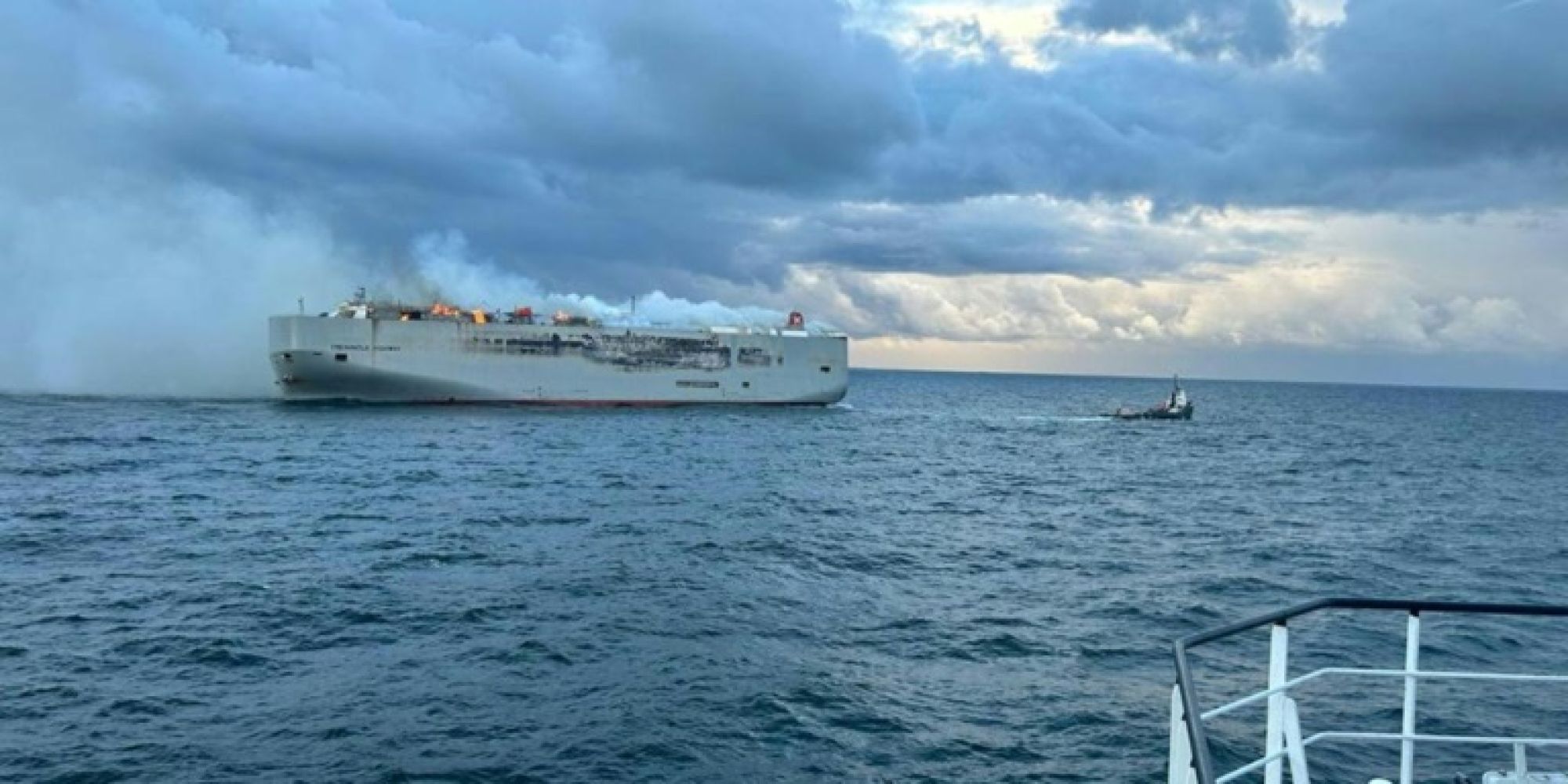 FOTO: Gori tovorna ladja s 3000 vozili na krovu, ena oseba umrla