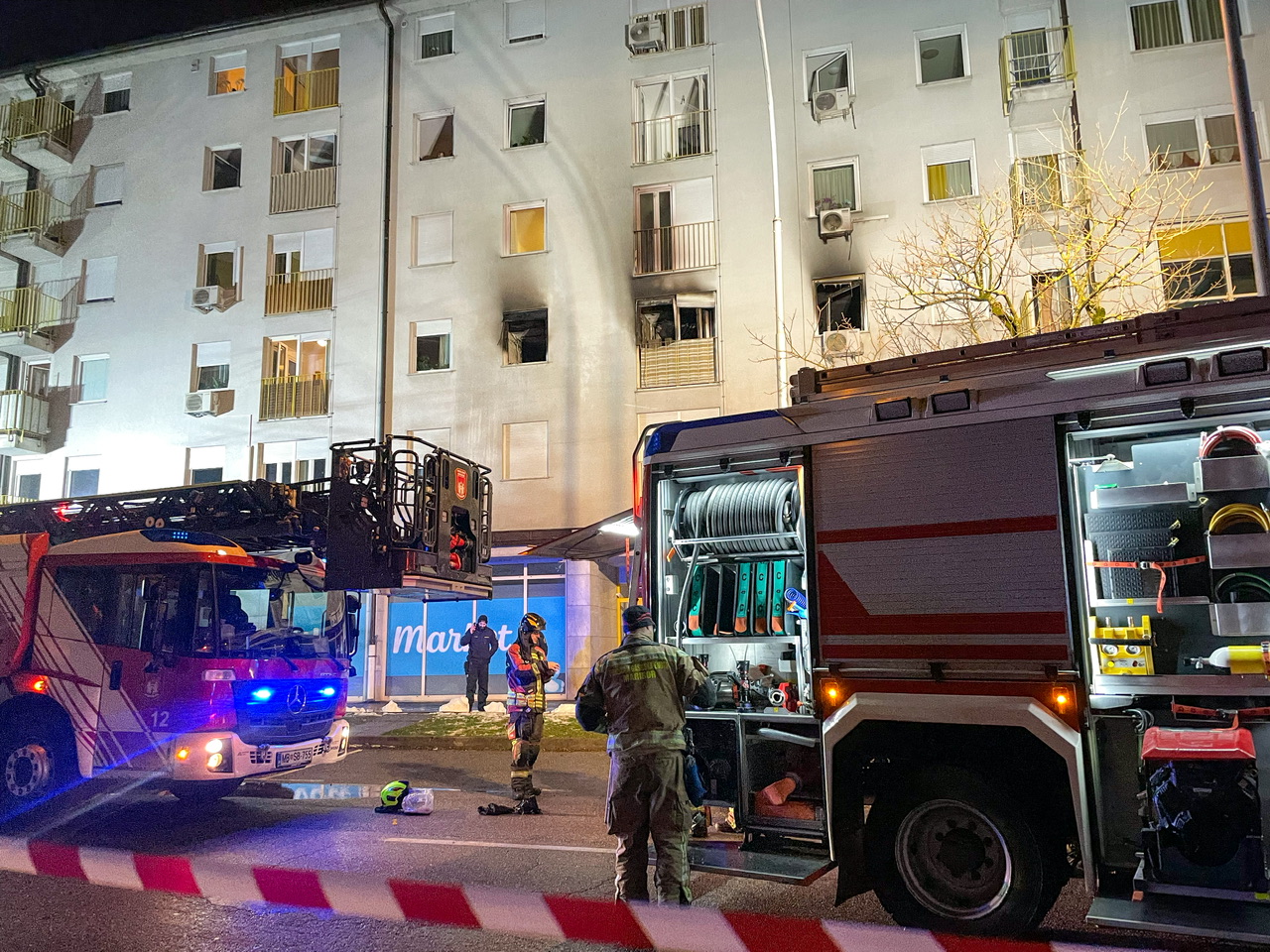 FOTO: Stanovanjski blok na Taboru zajel večji požar