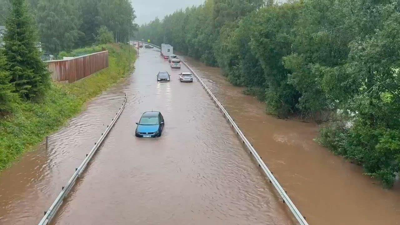 FOTO in VIDEO: Neurja s poplavami prizadela tudi Skandinavijo