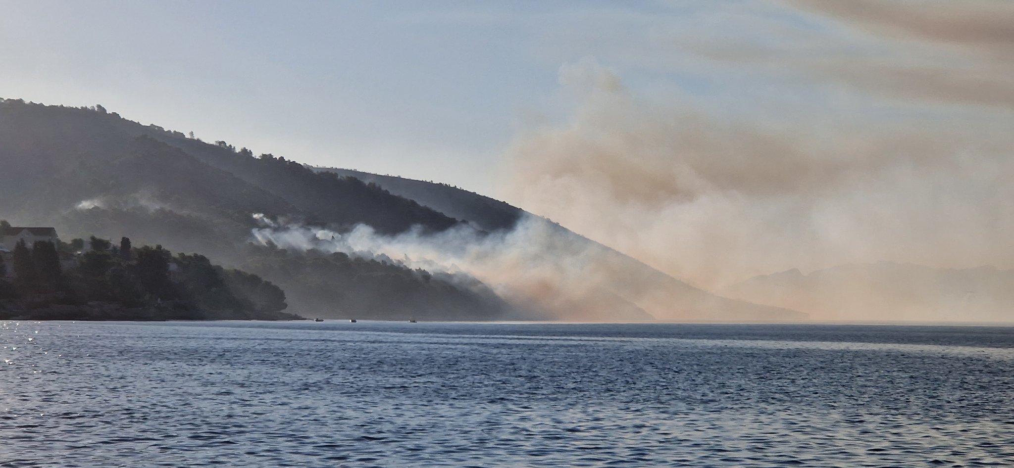Požar na dalmatinskem otoku naj bi izbruhnil zaradi neprevidnega gradbenega delavca