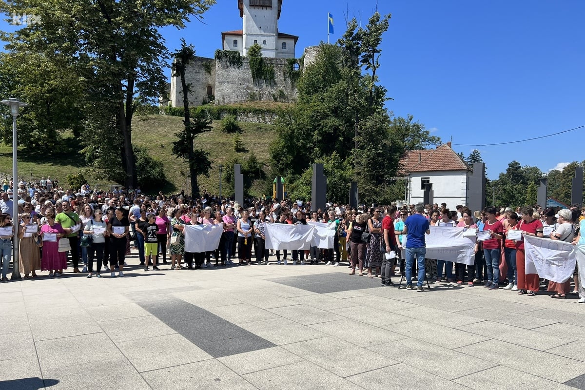 Prebivalci Gradčca v BiH protestirali zaradi petkovega trojnega umora