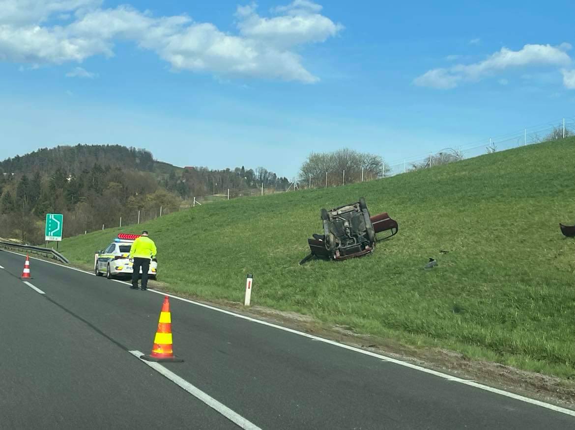 FOTO: Prometna nesreča na štajerski avtocesti, vozilo pristalo na strehi