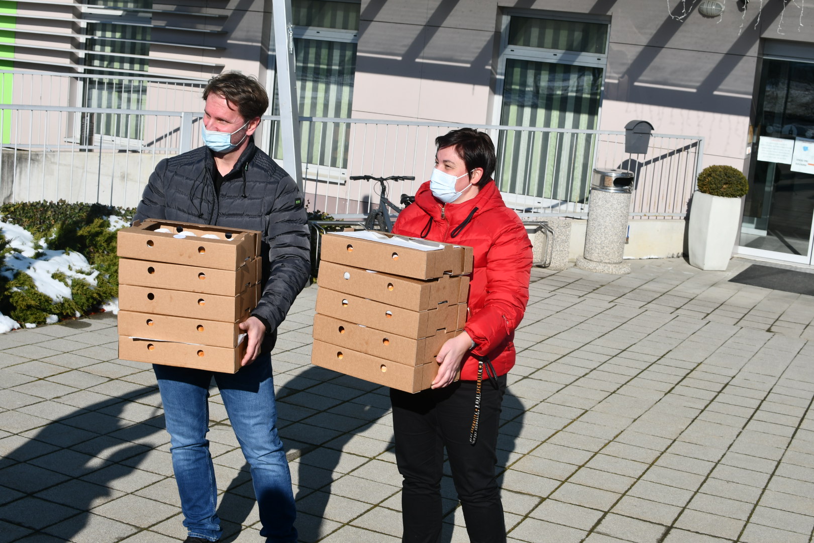 FOTO: Dobrodelno spekli in predali osemsto krofov