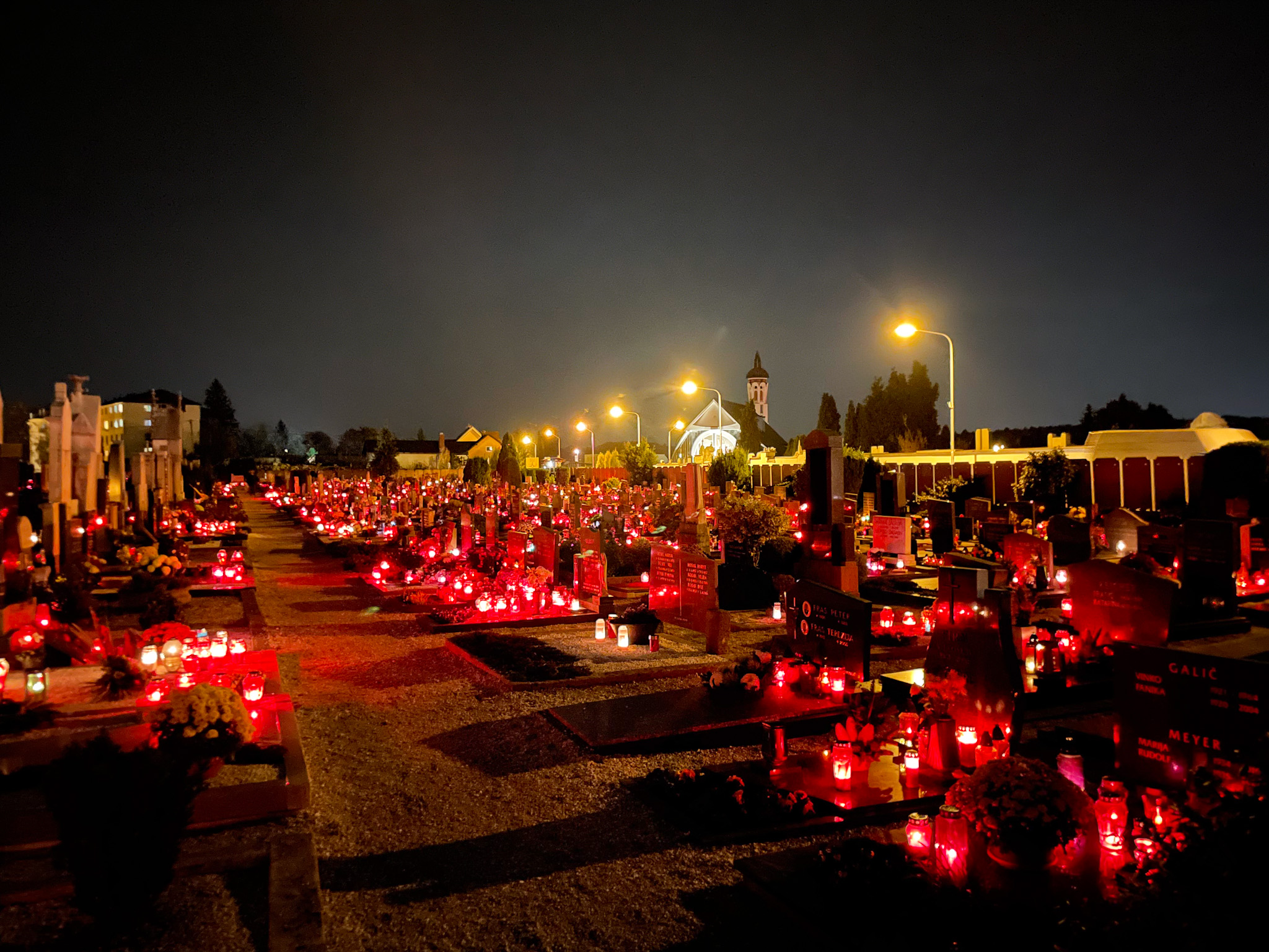 FOTO: V spomin na mrtve na pokopališčih zasijale sveče