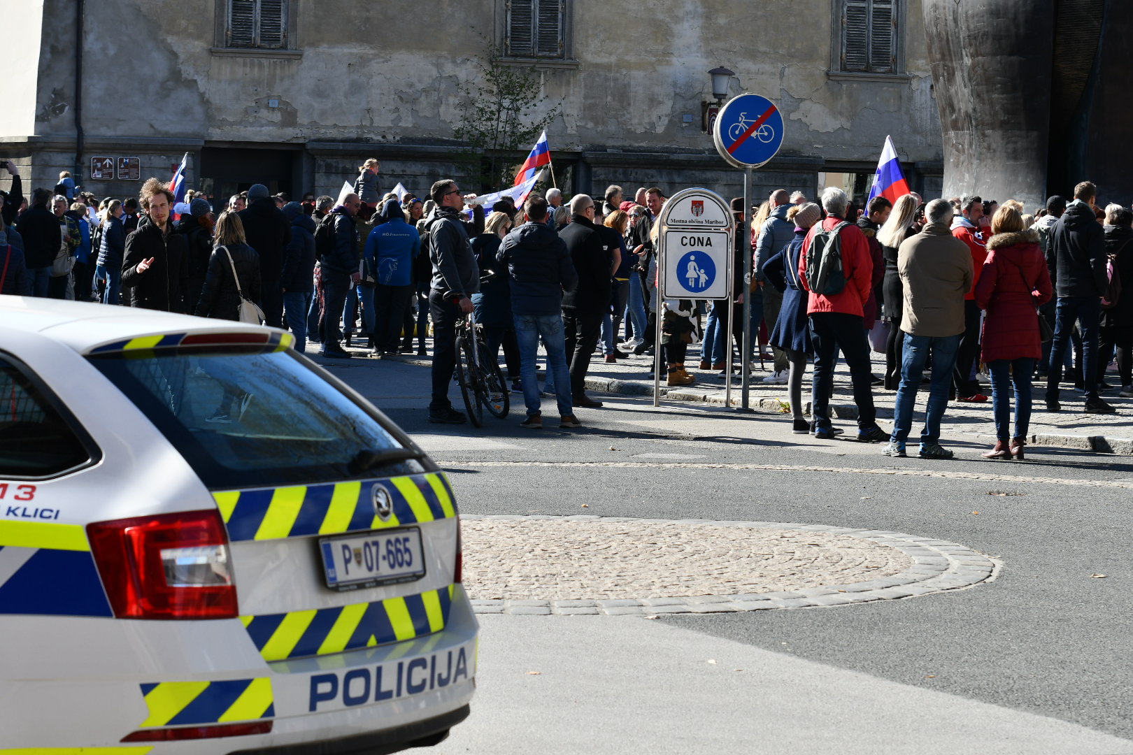 Protesti v Mariboru potekali mirno, kršitelje ukrepov bodo oglobili