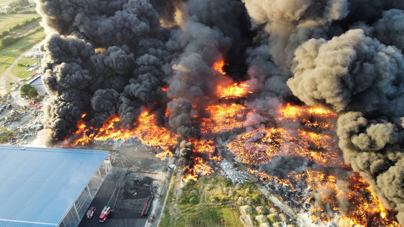 FOTO in VIDEO: V tovarni v Osijeku izbruhnil velik požar