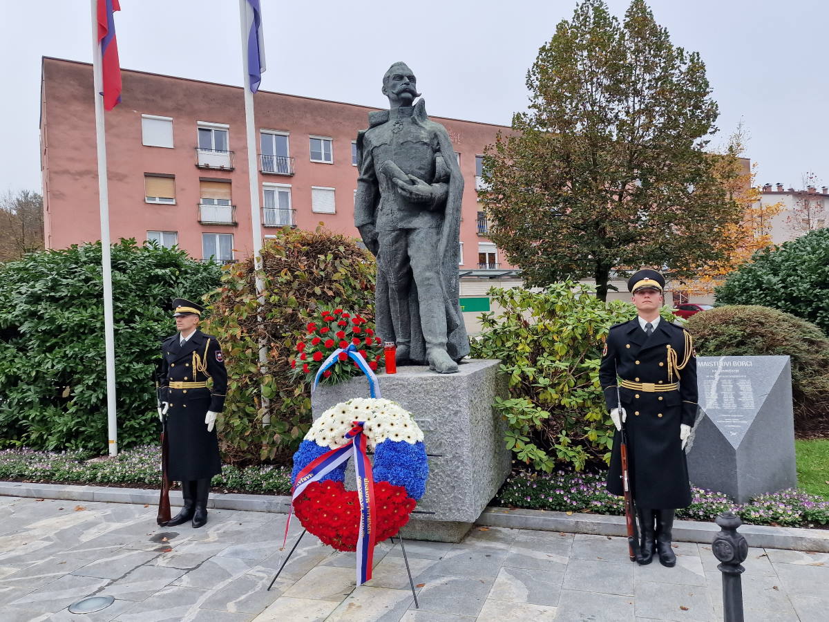 FOTO: Z vojaškimi častmi so se poklonil generalu Rudolfu Maistru