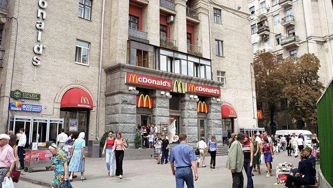 McDonald&#8217;s v Kijevu ponovno odpira vrata, a le za dostavo