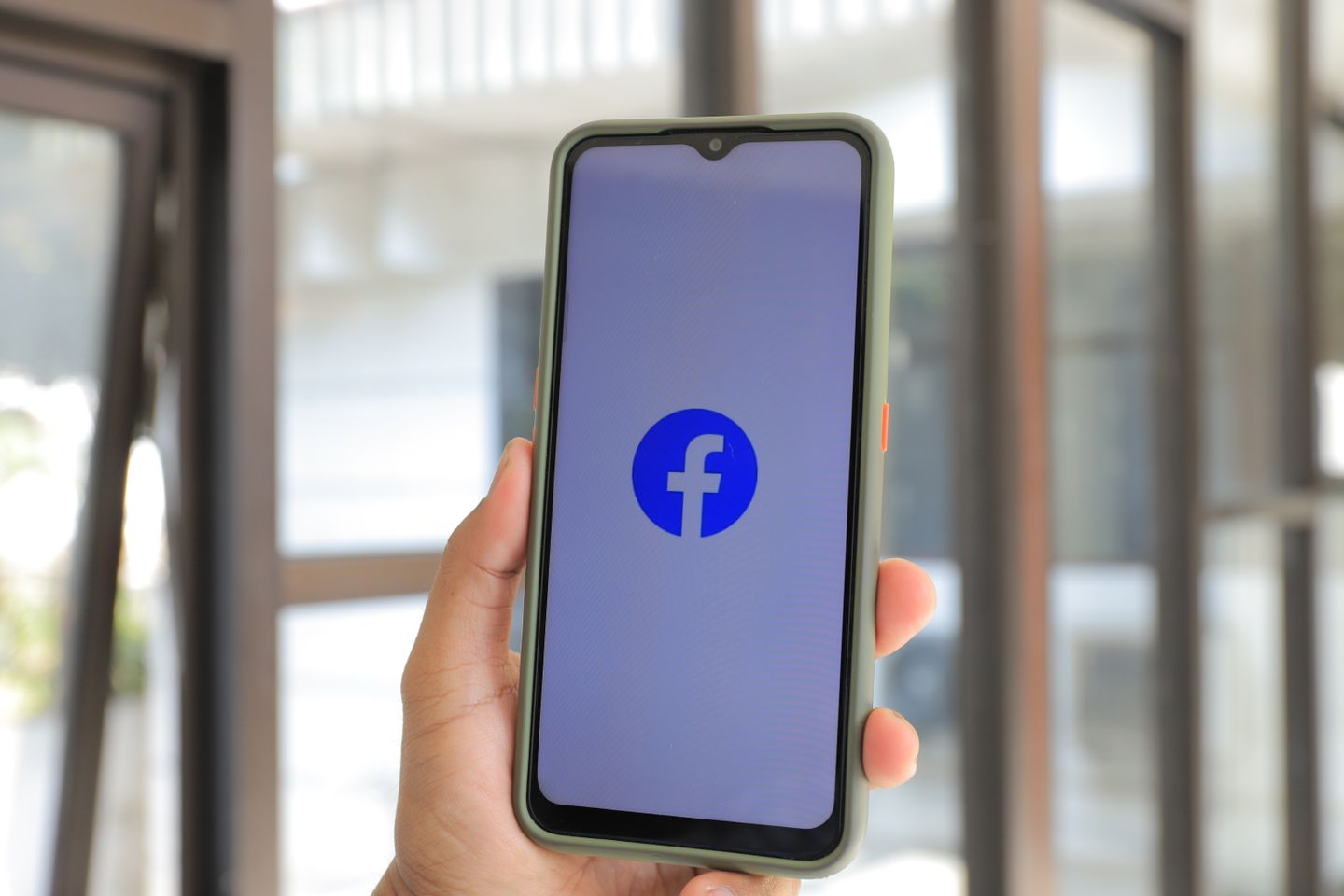 Facebook nedosegljiv, na tisoče uporabnikov tudi v Sloveniji brez dostopa