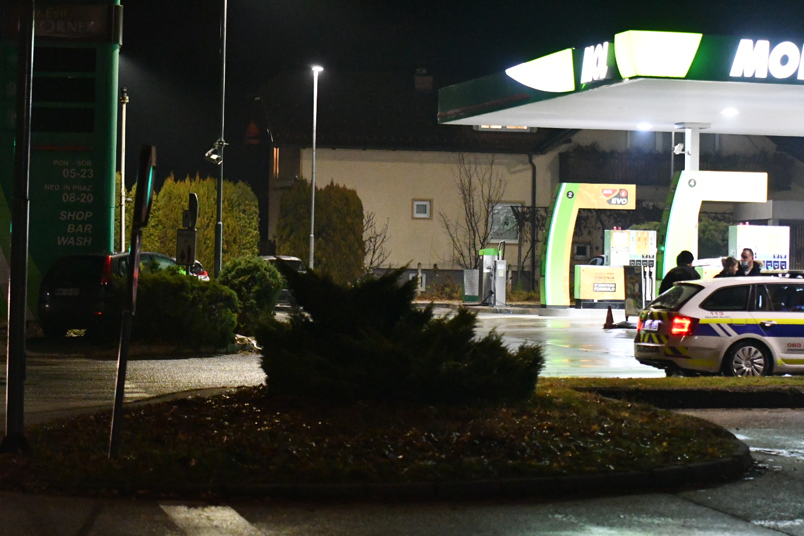 FOTO: Na Kidričevem z avtomobilom silovito v tablo na bencinskem servisu