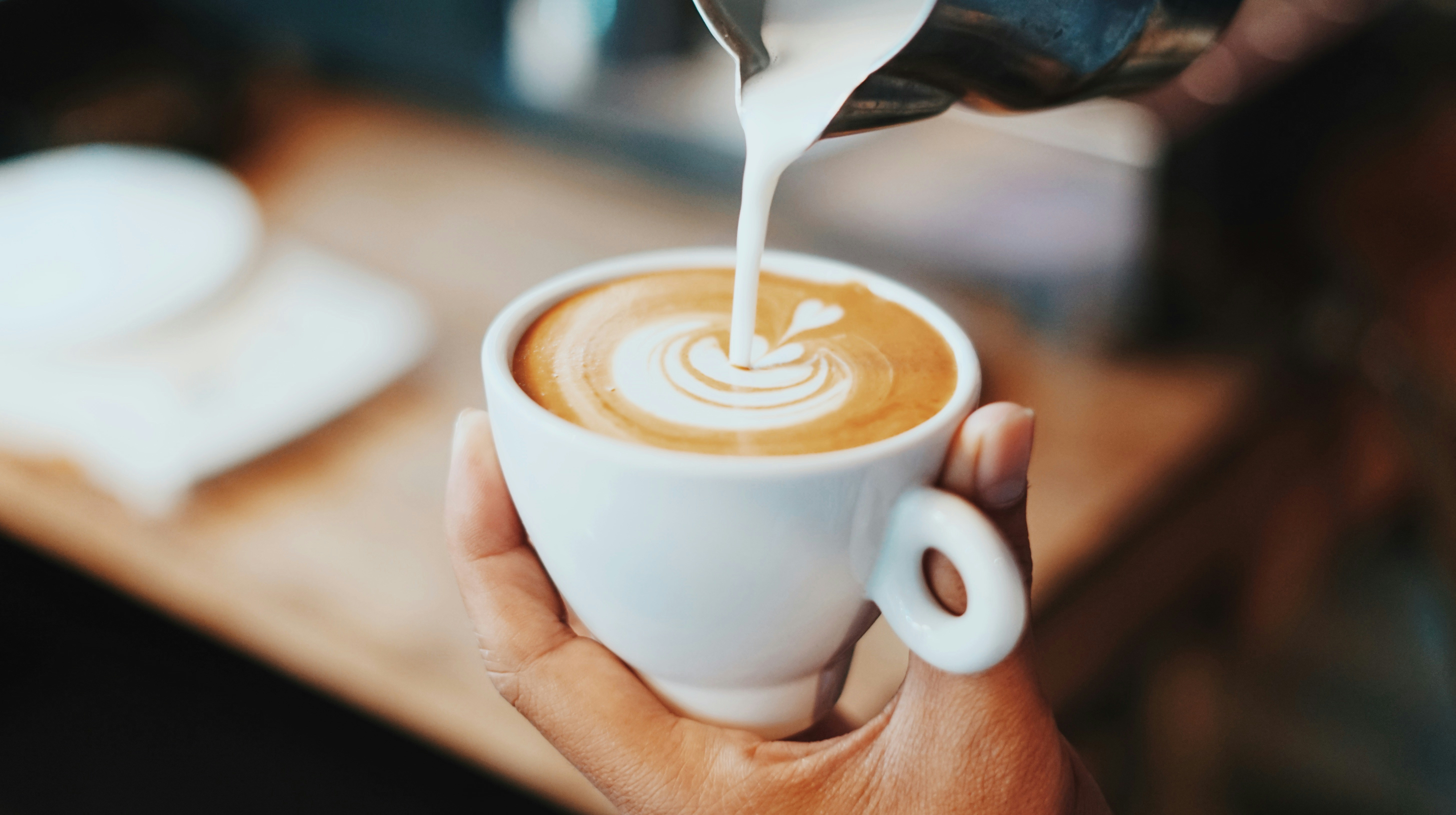 Za kofetarje: 5 najboljših vrst mleka neživalskega izvora za kavo