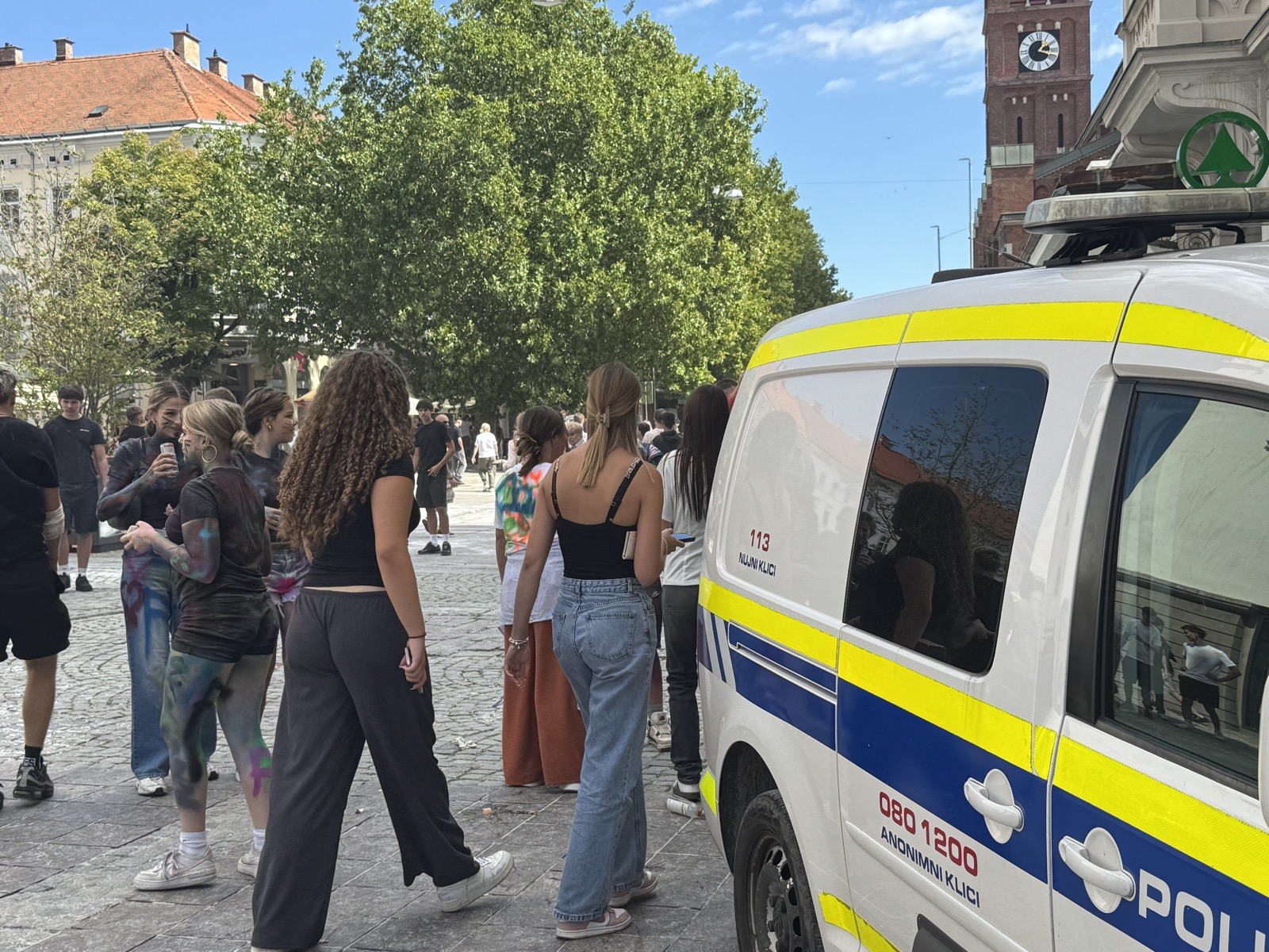 FOTO in VIDEO: V Mariboru po zraku letela jajca, posredovati je morala policija